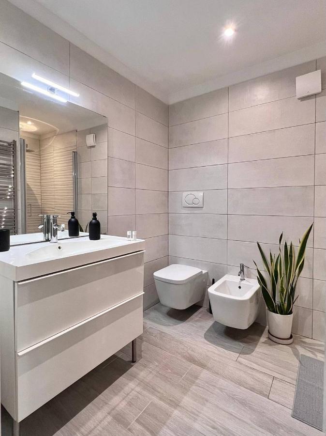 Life Is Beautiful Design Loft Navigli Romolo, Netflix, Wifi, Ac And Street Parking Apartment Milan Bagian luar foto